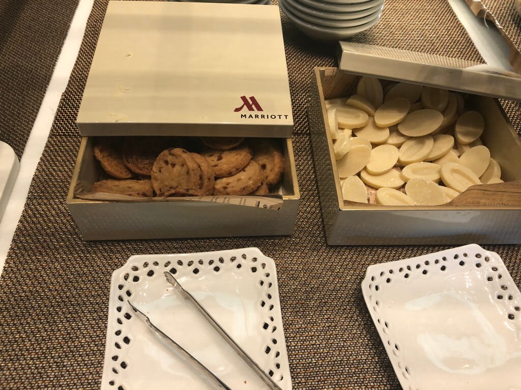 大阪マリオット都ホテル　ブログ　ジュニアスイート　子供添い寝無料　宿泊記　連休　格安　朝食　ラウンジ　あべのハルカス　プラチナ特典　　駐車場　マリオットボンヴォイアメックス紹介