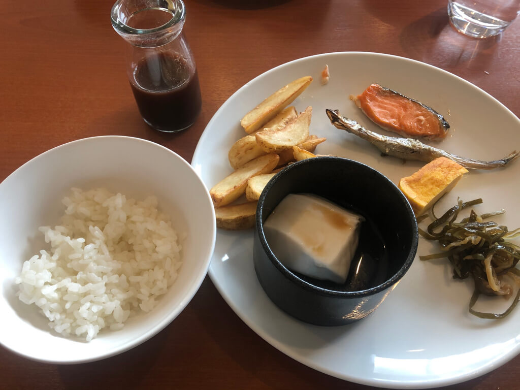 【シェラトン沖縄サンマリーナリゾート】朝食・ダイニングルームはロコフードが味わえるメニュー満載でした〜! 22 シェラトン沖縄サンマリーナリゾート 朝食 コロナ ダイニングルーム センス メニュー プラチナ特典 マリオット会員割引 spgアメックス 紹介