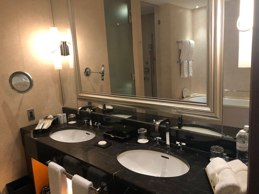 セントレジス大阪　ブログ　　宿泊記　子供添い寝　朝食　アクセス　駐車場　タイタニックオムレツ　プラチナ特典　バトラーサービス　マリオットボンヴォイアメックス　紹介　アメニティ