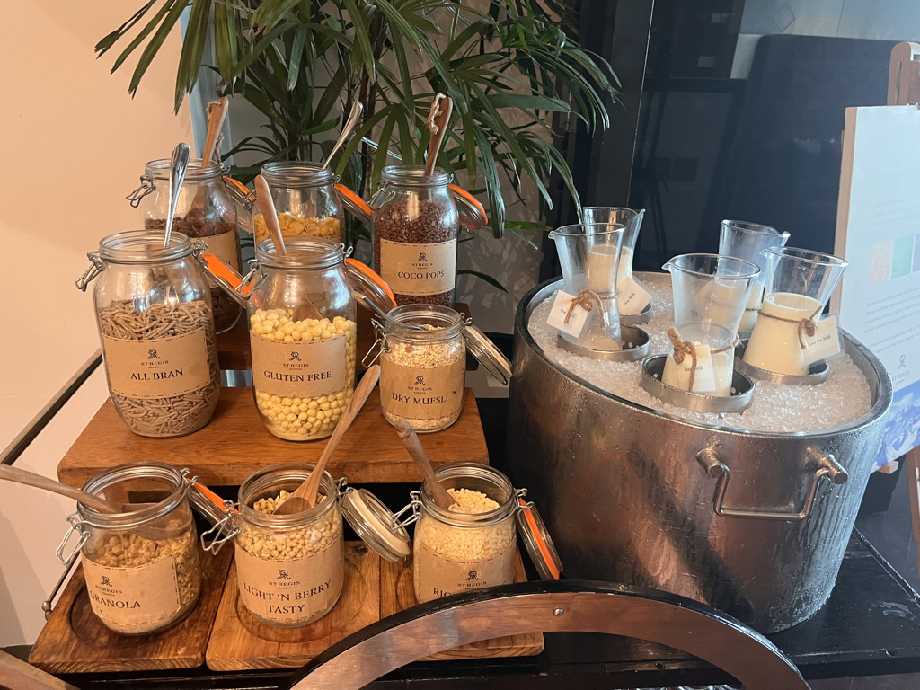 セントレジスバンコク　宿泊記　送迎　アクセス　朝食　プール　ジム　サウナ　子供添い寝年齢　マリオットボンヴォイアメックス　プラチナ特典　バトラーサービス