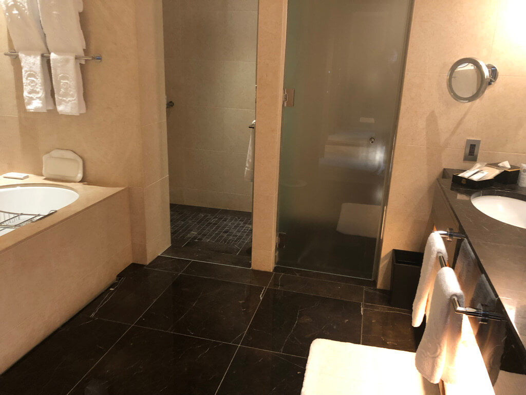 セントレジス大阪　ブログ　　宿泊記　子供添い寝　朝食　アクセス　駐車場　タイタニックオムレツ　プラチナ特典　バトラーサービス　マリオットボンヴォイアメックス　紹介　アメニティ