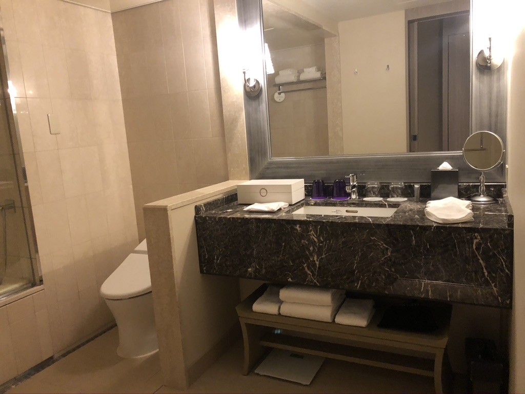 【東京マリオットホテル】デラックスツイン宿泊記☆繁忙期の宿泊はチェックインに要注意!泊まるなら心構えが必要。 16 東京マリオットホテル デラックスツイン 宿泊記 チェックイン 大行列 コロナ