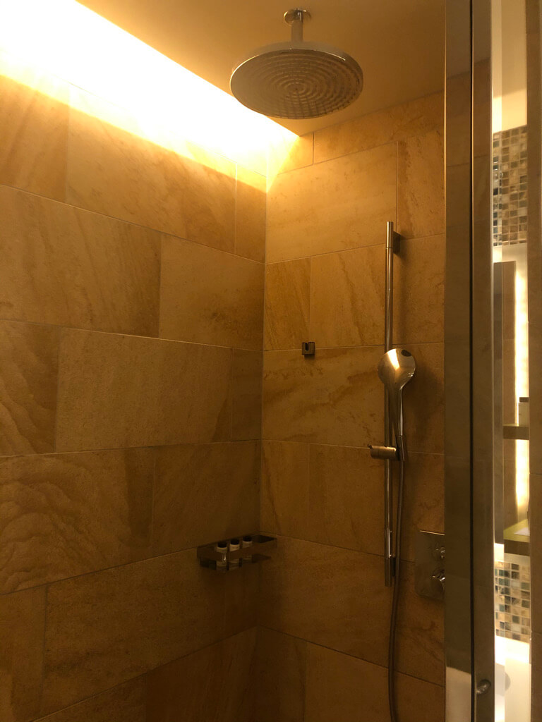 シェラトン沖縄サンマリーナリゾート　サウスタワー　宿泊記　プレミアムオーシャンツイン　フィットネスジム　大浴場　プール　サウナ　コンビニ　アメニティ