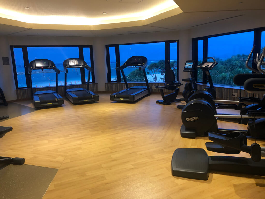 シェラトン沖縄サンマリーナリゾート　サウスタワー　宿泊記　プレミアムオーシャンツイン　フィットネスジム　大浴場　プール　サウナ　コンビニ　アメニティ