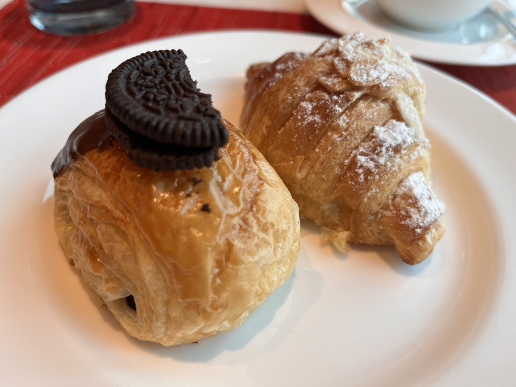 セントレジスバンコク　宿泊記　送迎　アクセス　朝食　プール　ジム　サウナ　子供添い寝年齢　マリオットボンヴォイアメックス　プラチナ特典　バトラーサービス