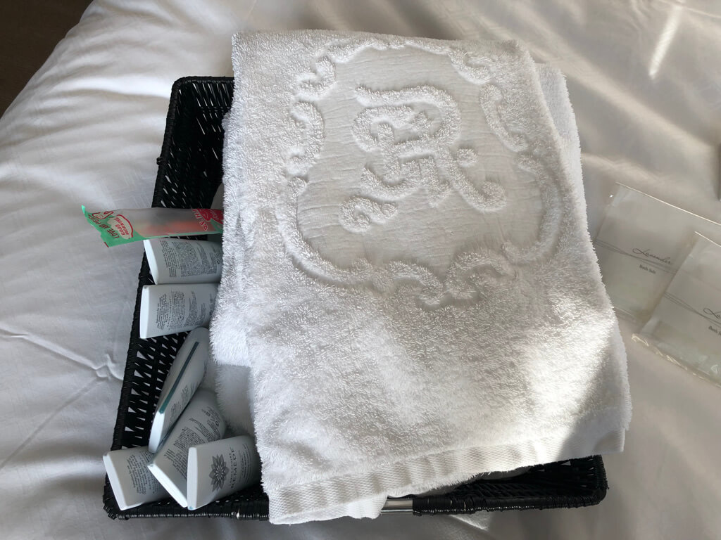 セントレジス大阪　ブログ　　宿泊記　子供添い寝　朝食　アクセス　駐車場　タイタニックオムレツ　プラチナ特典　バトラーサービス　マリオットボンヴォイアメックス　紹介　アメニティ