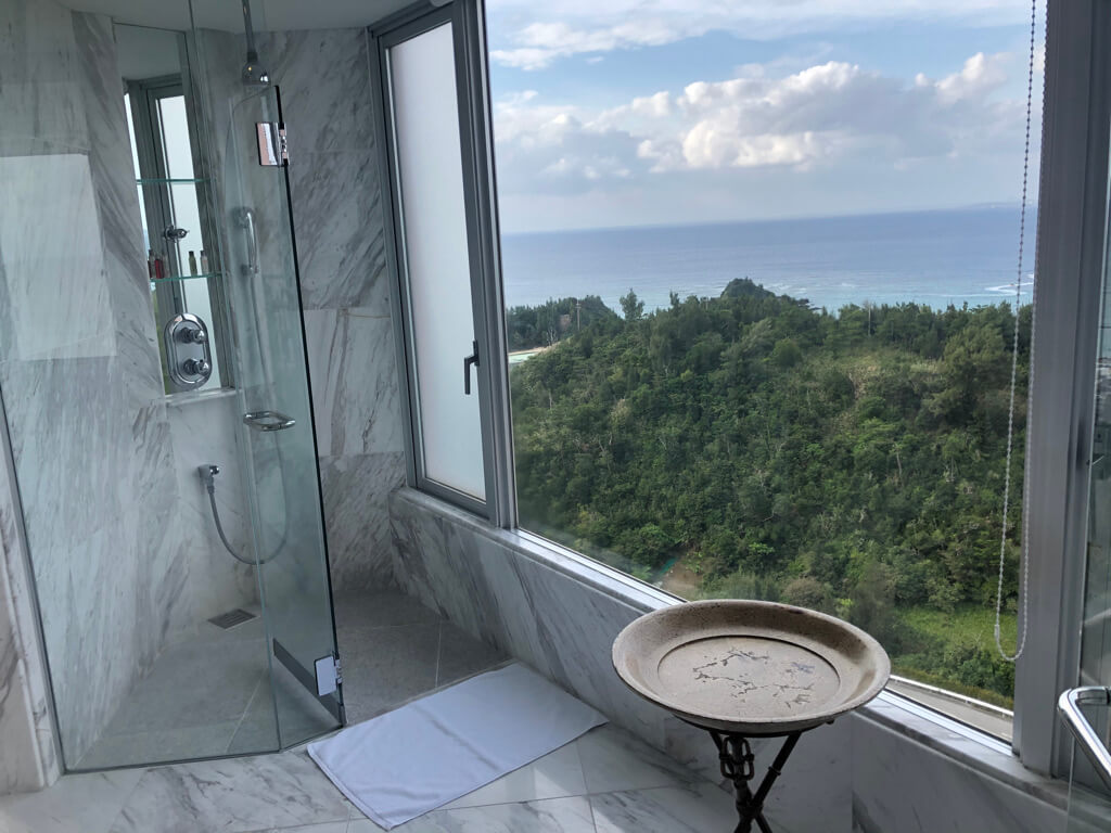 沖縄マリオット 宿泊記 パノラマオーシャンスイートプレミアム 部屋 館内施設 格安宿泊　プラチナ特典 SPGアメックス紹介　ジム　プール　スパ