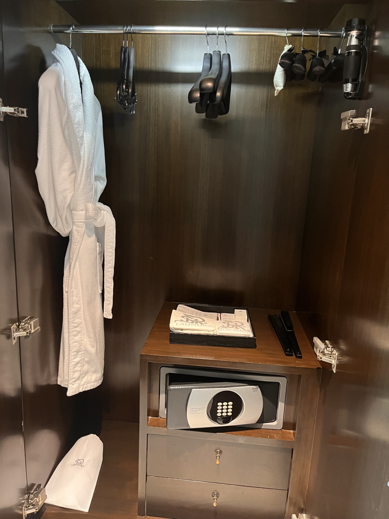 セントレジスバンコク　宿泊記　送迎　アクセス　朝食　プール　ジム　サウナ　子供添い寝年齢　マリオットボンヴォイアメックス　プラチナ特典