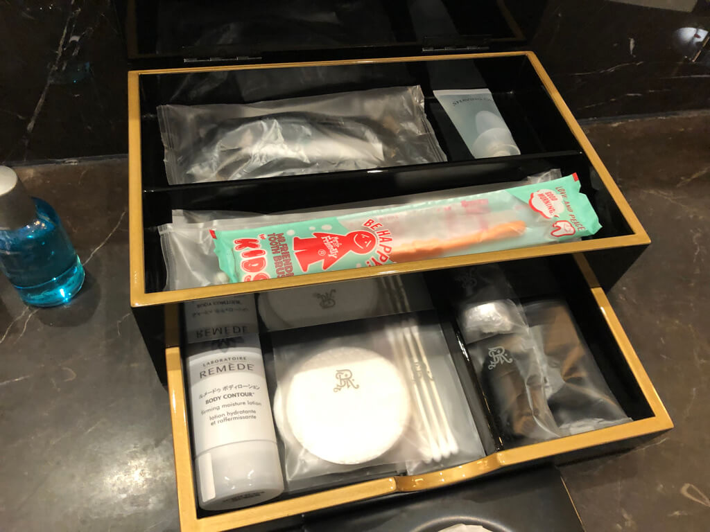 セントレジス大阪　ブログ　　宿泊記　子供添い寝　朝食　アクセス　駐車場　タイタニックオムレツ　プラチナ特典　バトラーサービス　マリオットボンヴォイアメックス　紹介　アメニティ