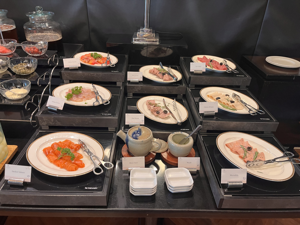 セントレジスバンコク　宿泊記　送迎　アクセス　朝食　プール　ジム　サウナ　子供添い寝年齢　マリオットボンヴォイアメックス　プラチナ特典　バトラーサービス